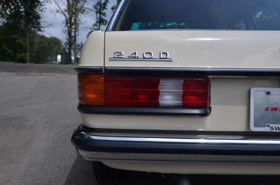Логотип Mercedes-Benz 240 D (Bm.123.123) 1983 года  (EU) (фото 27 из 80)